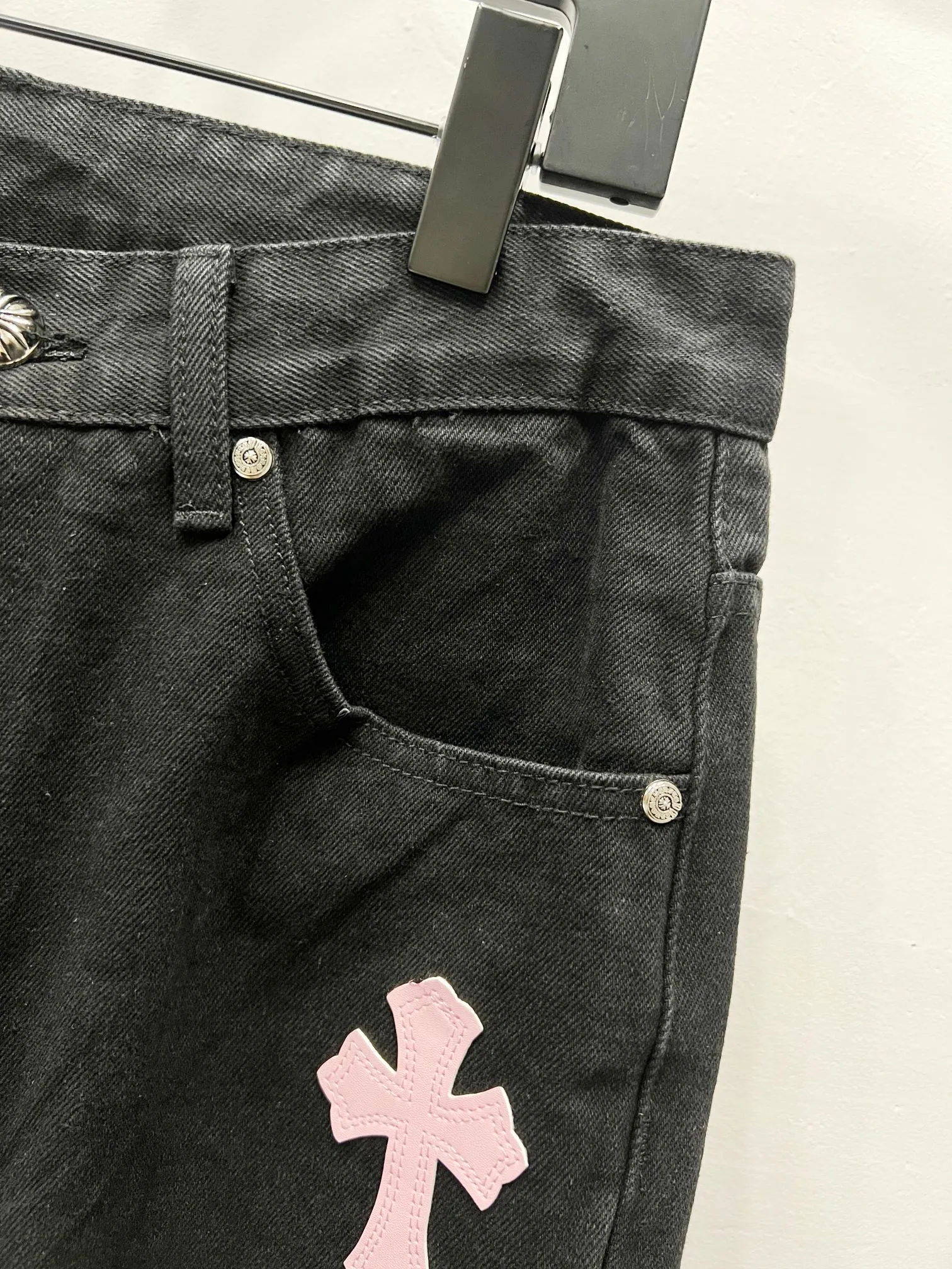 P260 Style number: (K660) Style number: (K550) Chrome Hearts & Chrome Hearts CH city limited series Sanskrit cross patch patchwork leather jeans require finished products to be washed and then disassembled and hand-stitched with sheepskin cross leather and then spliced ​​together to complete the process. The whole process is too complicated to explain. The texture can be seen in the hand, and it looks good. The styles with different washed textures are very friendly to people with thin legs and thick legs. The straight version is very flattering to the leg shape. The moderate length is timeless and can be matched easily and casually. It is the basic styling foundation for various styles and is a must-have in the wardrobe! The fabric is stiff but also makes the upper body soft without losing texture. The washing process is even more perfect. It is a must-have item for everyone! ! ! Washed wheat, hang tag, pants label, three labels are complete, the upper body effect is particularly stiff and stylish, super stylish, same style for men and women - Color: orange and orange Size: 28 30 32 34